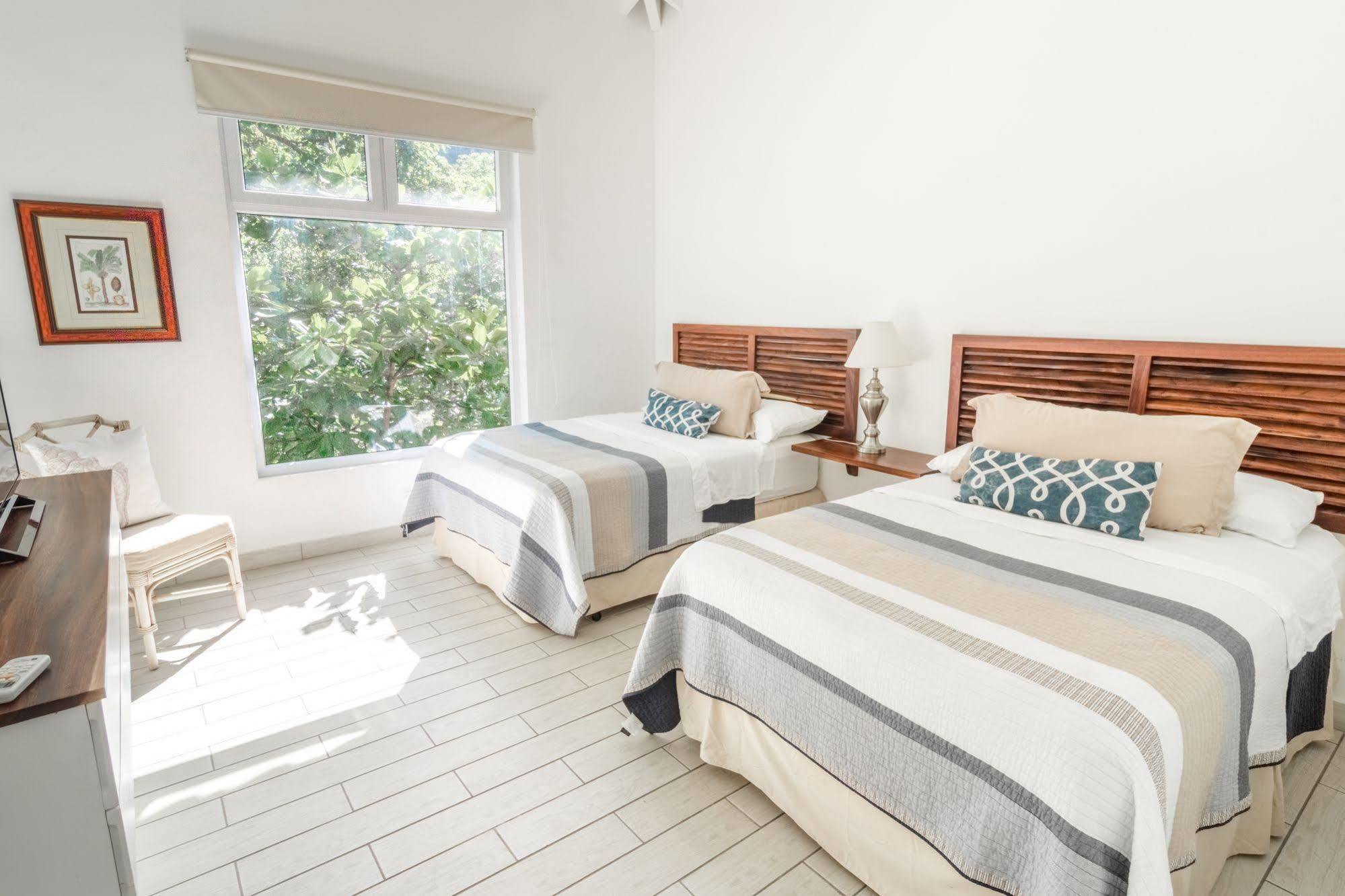 Playa Escondida Beach Club Tela Ngoại thất bức ảnh